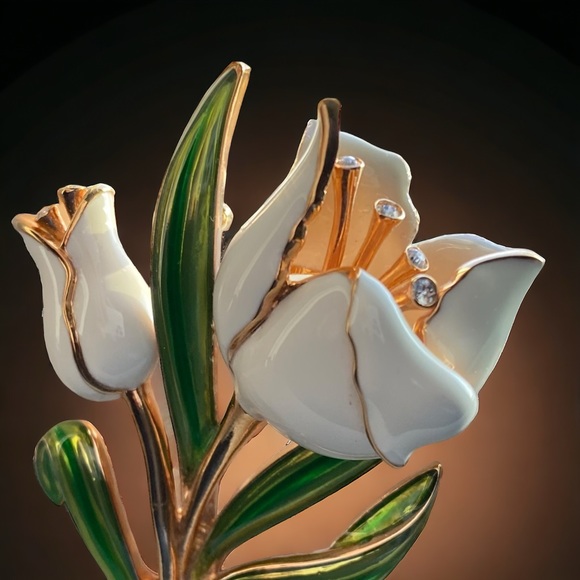 Ari D. Norman White Tulip Brooch - Picture 6 of 11